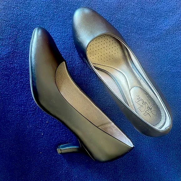 Women’s black dress shoes. Life Stride Soft System. Sz 8W. Like New! - Picture 2 of 7
